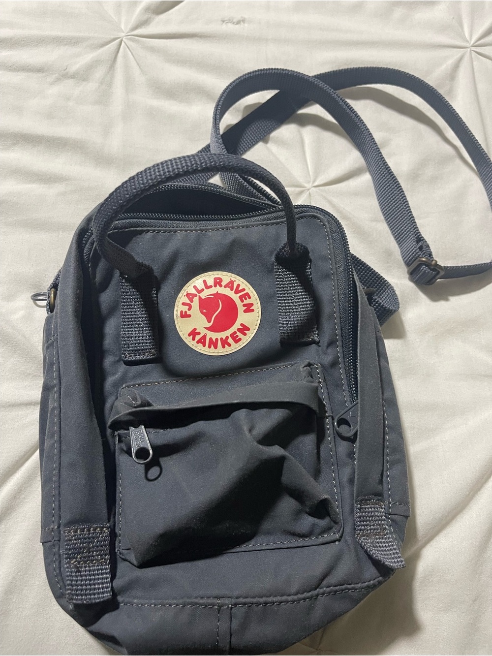 Fjallraven Kånken Sling Bag - Dark Navy with Red Logo